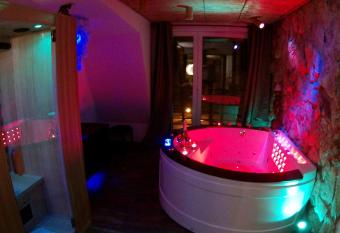 Diamonds / Zanzi w Krainie Alicji has rooms with a private hot tub