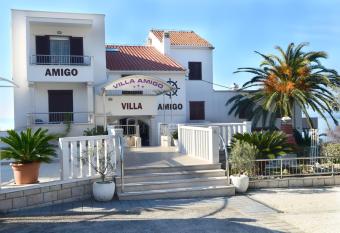 Villa Amigo has Balcony rooms