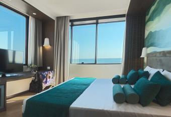 Fly Dec   Hotel allows 18 year olds to book a room