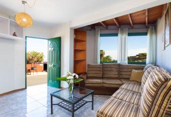 Finca La Gaviota - Maxi allows 18 year olds to book a room