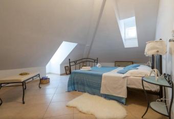 Apartments Saraka has rooms with a private hot tub