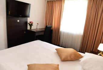 Hotel T  ss allows 18 year olds to book a room