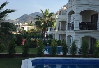 Elegant Villas 2/3 has Balcony rooms