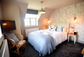 The Lifeboat Inn has Balcony rooms