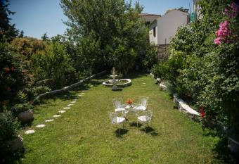 Archontiko Petras 1821 allows 18 year olds to book a room