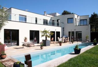 Maison Mouillard allows 18 year olds to book a room