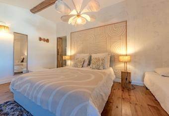 L Oliveraie d Eurocentre - Toulouse Nord has rooms with a private hot tub