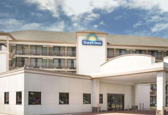 Days Inn by Wyndham Columbus-North Fort Moore has Smoking rooms