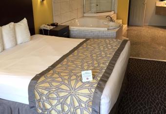 Best Western West Monroe Inn has rooms with a private hot tub