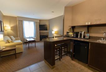 The Kanata Fort Saskatchewan has rooms with a private hot tub