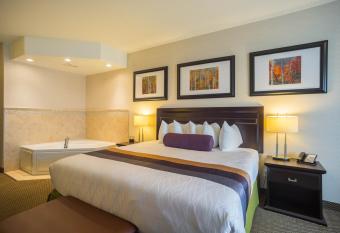 Best Western Plus The Inn at St Albert has rooms with a private hot tub