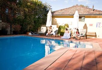 Country Plaza Motel allows 18 year olds to book a room