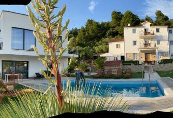 Villa Joy 4ever has Balcony rooms