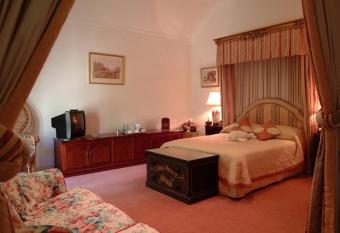 Esseborne Manor has rooms with a private hot tub