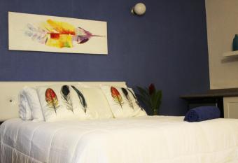 Super Ubicacion allows 18 year olds to book a room