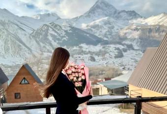 Guesthouse Elli & Cottages has rooms with a private hot tub