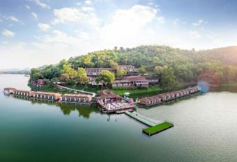 Raya Buri Resort Kanchanaburi has rooms with a private hot tub