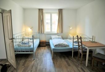 Mirabellenhof-Fewo mit Terrasse has Balcony rooms