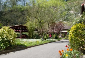 Hotellerie de la Cascade allows 18 year olds to book a room