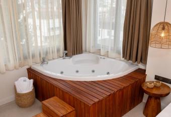 Azuu Boutique Hotel has rooms with a private hot tub