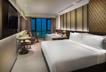 Chillax Heritage Hotel Khaosan - SHA Extra Plus has rooms with a private hot tub