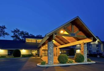 AmericInn by Wyndham Baudette has rooms with a private hot tub