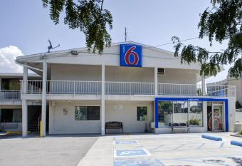 Motel 6-Salt Lake City, UT - Downtown allows 18 year olds to book a room