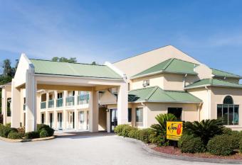 Super 8 by Wyndham Brunswick South/I-95 allows 18 year olds to book a room