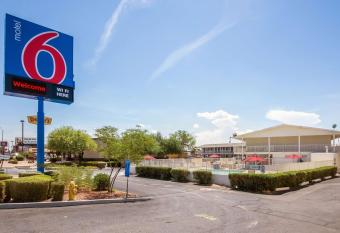Motel 6 Phoenix Sun City Youngtown allows 18 year olds to book a room