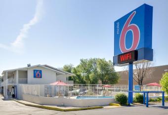 Motel 6 Lakewood, Co - Denver allows 18 year olds to book a room