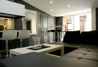 52 Grand place allows 18 year olds to book a room