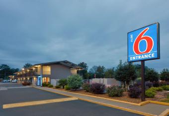 Motel 6 Columbus allows 18 year olds to book a room