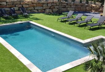 Villa Saona allows 18 year olds to book a room