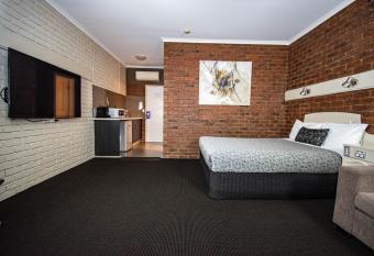 Albury Townhouse Motel allows 18 year olds to book a room