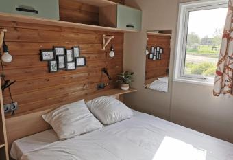 Le Village de Cottages - Le P  le du Cheval et de l   ne allows 18 year olds to book a room