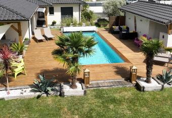 Chambre d hotes les Iris allows 18 year olds to book a room