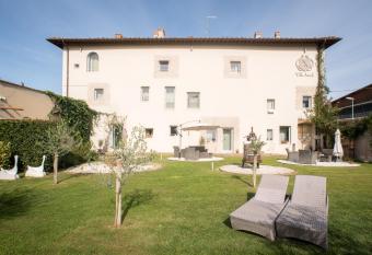 Villa Aruch allows 18 year olds to book a room