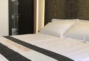 Hotel Villa Joseph allows 18 year olds to book a room