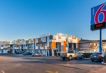 Motel 6 Austin South Airport allows 18 year olds to book a room