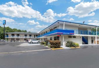 Rodeway Inn Winston Salem Route 52 has Smoking rooms