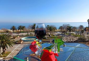 Central Fountain has Balcony rooms