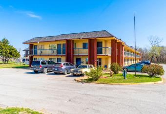 Castle Inn & Suites By OYO Chickasha has Balcony rooms