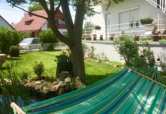 Lelle-kert Apartman 02 has Balcony rooms