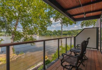Carriage House New Hope has Balcony rooms