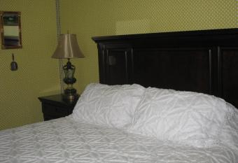 The Grand Kerr House has rooms with a private hot tub