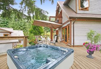 Sunshine Coast Resort has rooms with a private hot tub
