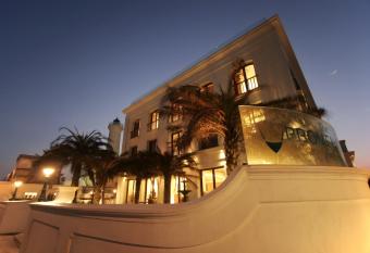 The Promenade has Balcony rooms