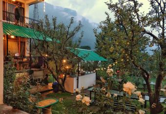 Madpackers Manali has Balcony rooms