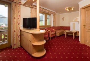 Hotel Silberberger - Wildsch  nau has Balcony rooms