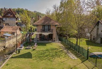 Dunavska Ku  a has Balcony rooms